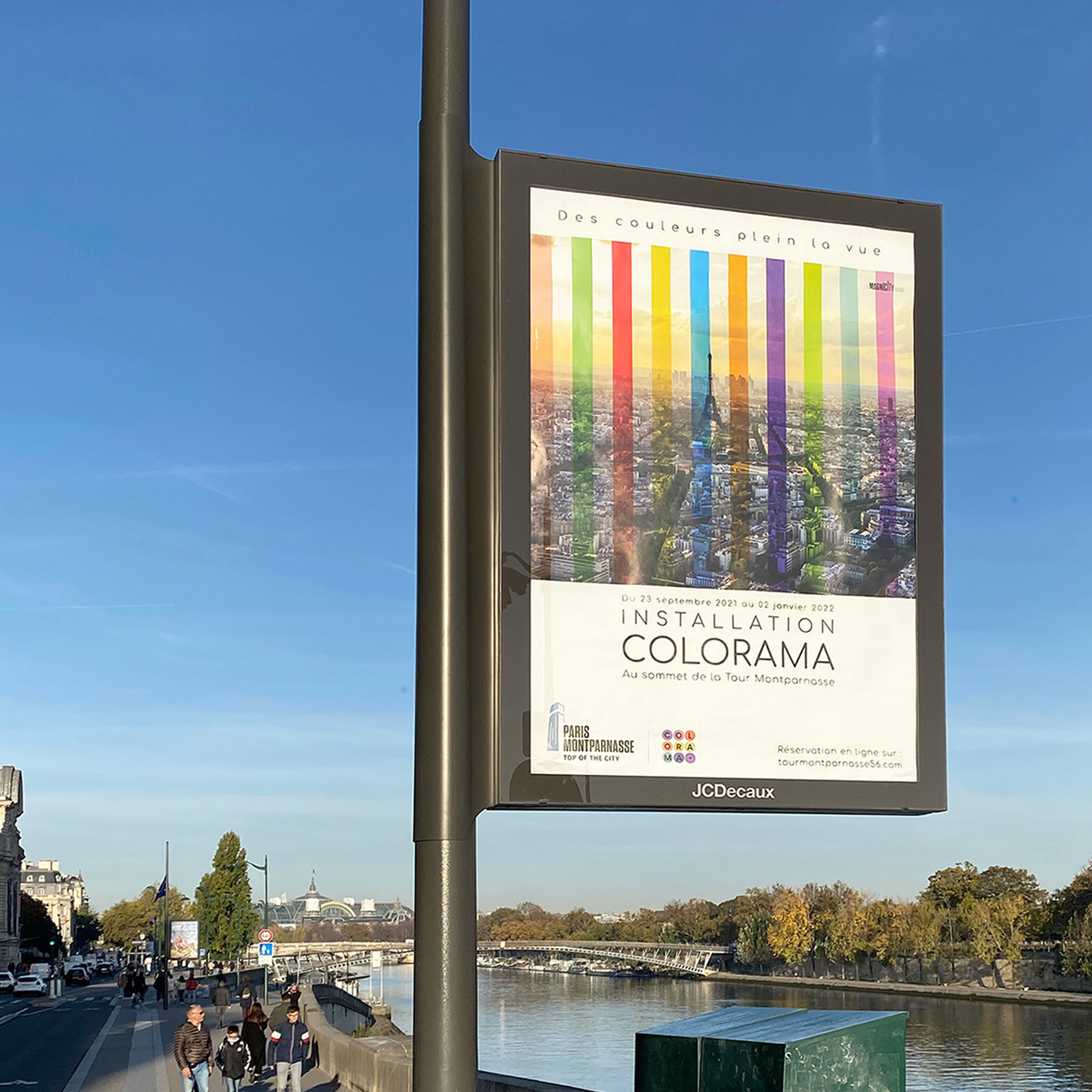 Affiche pour l'exposition Colorama dans une rue parisienne